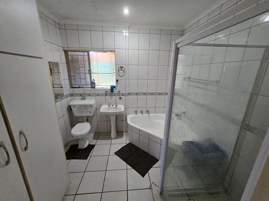 To Let 2 Bedroom Property for Rent in Kannoniers Park North West